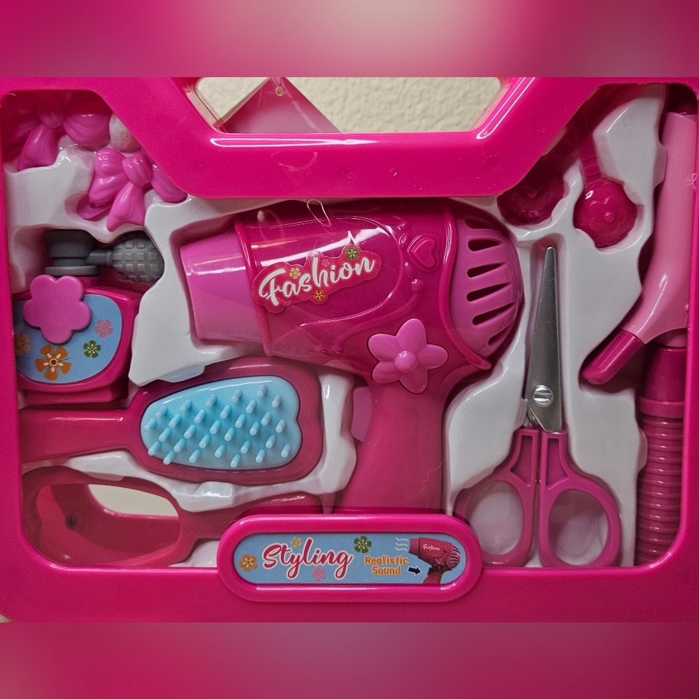 Styling Playset With Realistic Sound 11 Pieces NWT